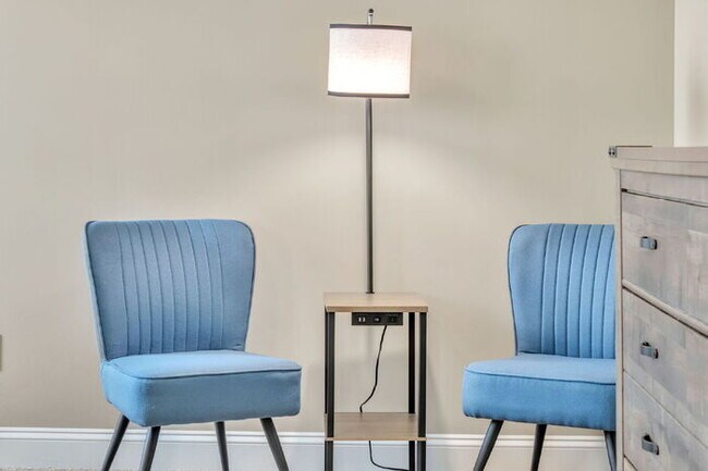 Building Photo - Charming 3-Bedroom Furnished Haven with Co...