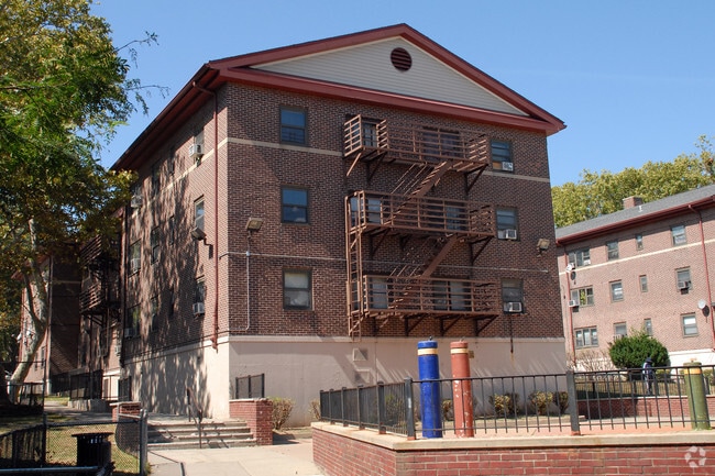 Building Photo - Arlington Gardens - 5 Buildings