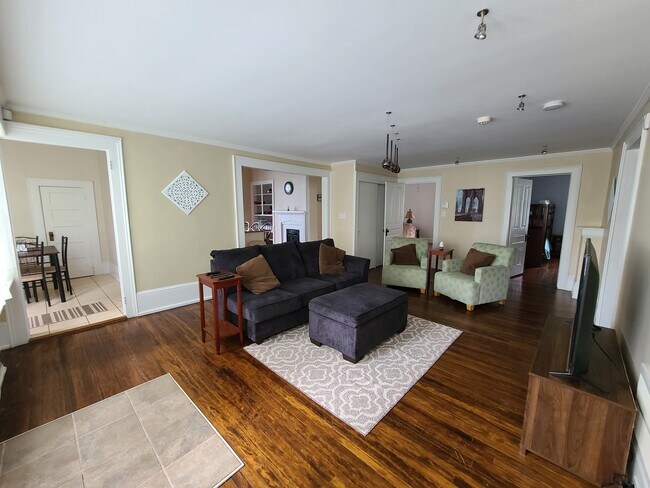 Building Photo - 1103 N Elm St