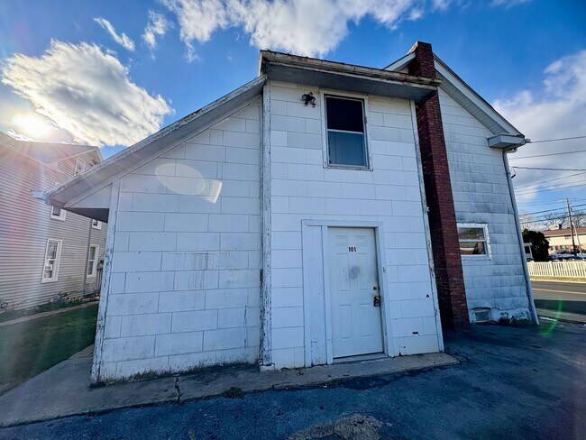 Building Photo - 165 N Hanover St