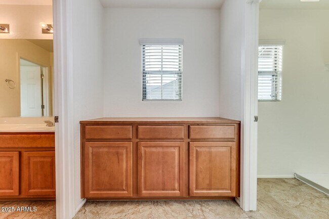 Building Photo - 869 E Doral Ct