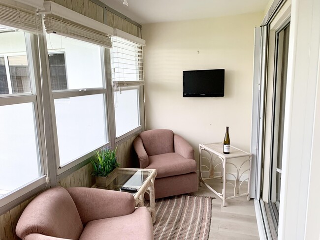 Building Photo - 2880 Lake Osborne Dr