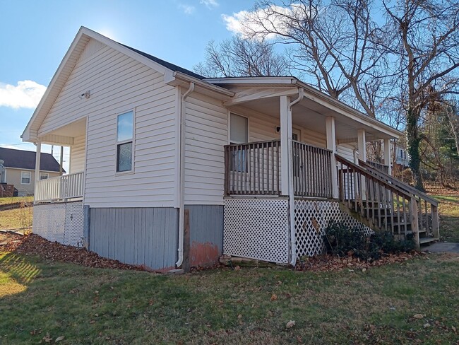 Building Photo - Christiansburg, 2 BR / 1 BA, Available Feb...