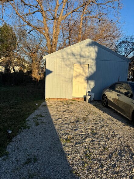 Building Photo - 817 S Quaker Ave