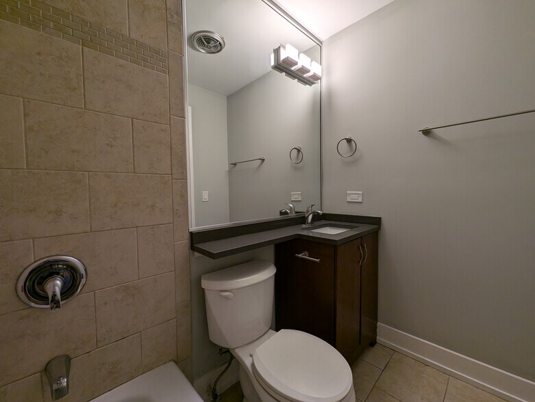 Building Photo - 456 W Barry Ave