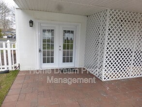 Building Photo - 836 Salem Dr