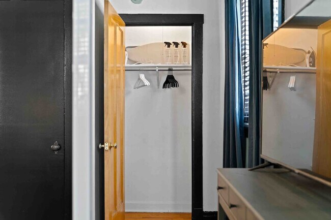 Building Photo - 1421 W Addison St