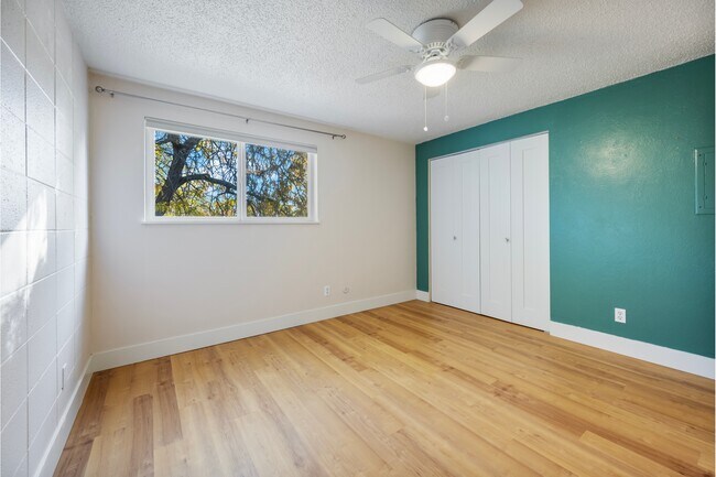 Building Photo - 926 S Curtis Rd