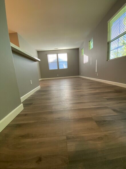 Building Photo - 27352 Oaktree Pl