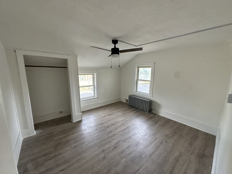 Building Photo - 409 Castle St