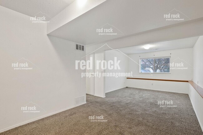 Building Photo - 1323 N Mitchell Rd