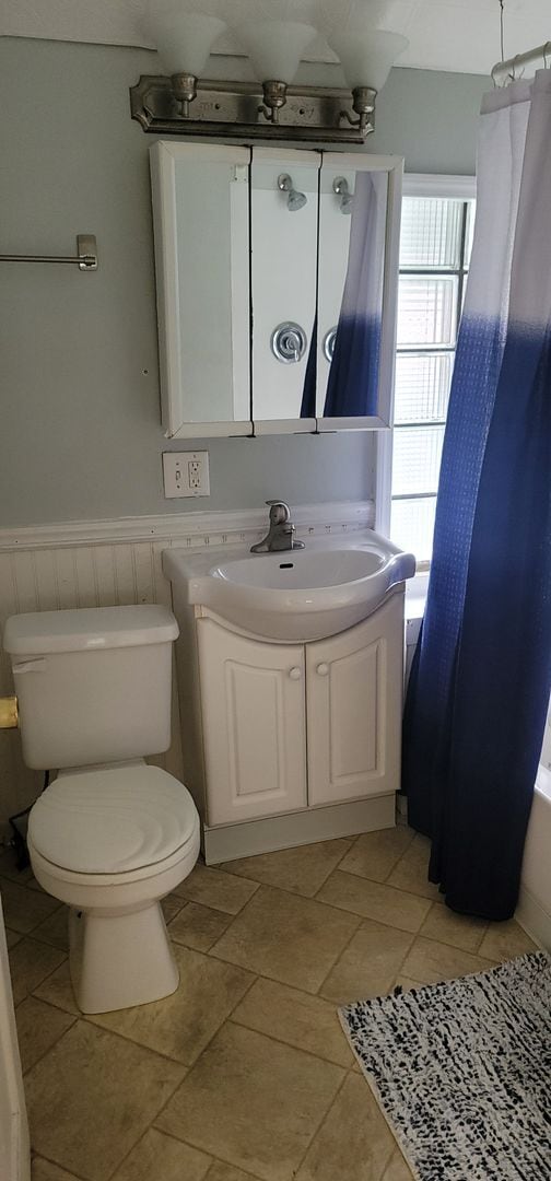 Building Photo - JUNE 2026 - Duluth MN -4 bed - 1 bath - Si...