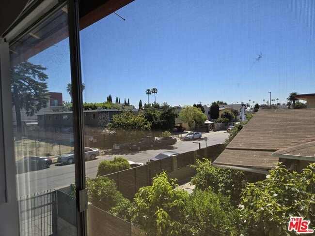 Building Photo - 1233 Tamarind Ave