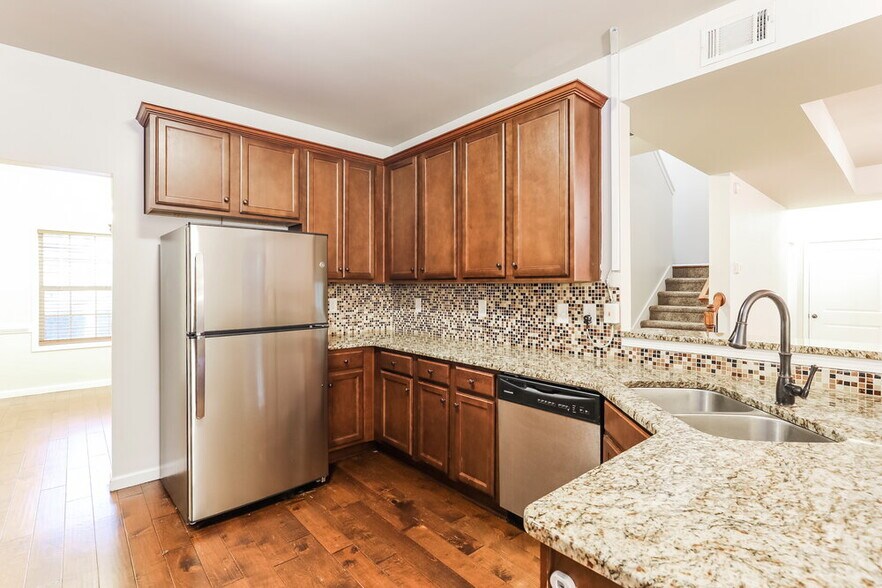 Building Photo - 267 Village Park Dr