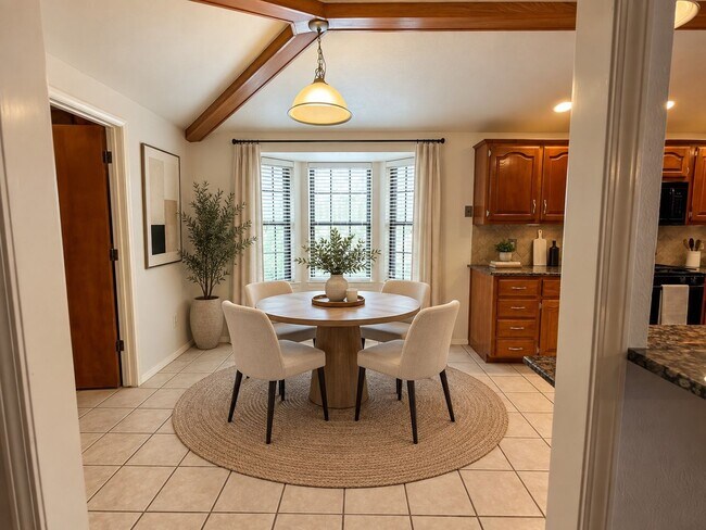 Building Photo - 520 Sumac Pl