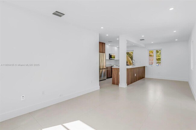 Building Photo - 524 NE 65th St