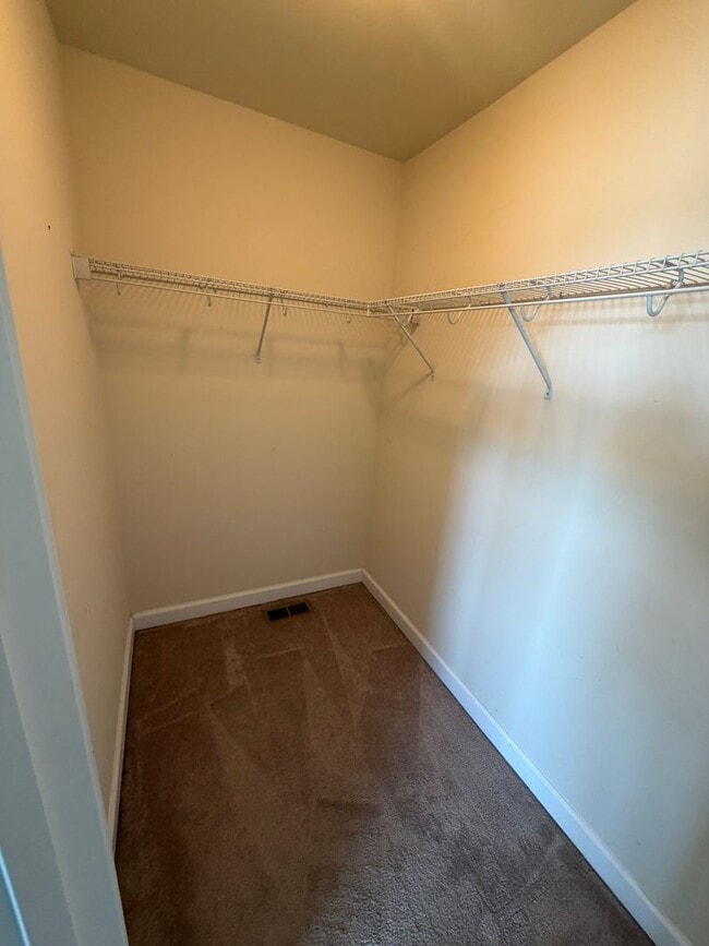 Building Photo - 3 Bed/3 Bath Townhome Christiansburg