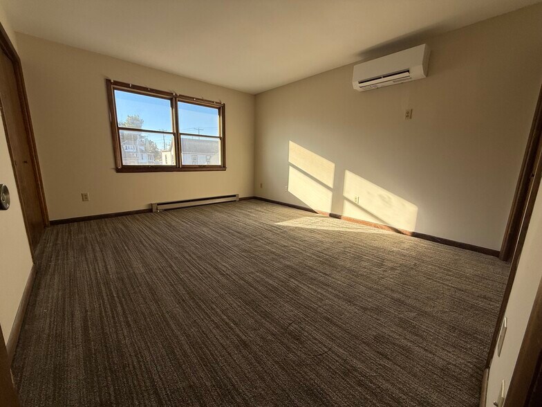 Deluxe Primary Bedroom with new carpet - 1004 Corbett St