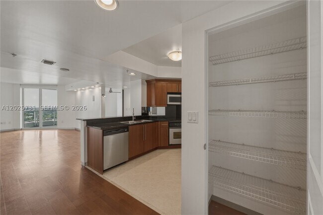Building Photo - 401 SW 4th Ave