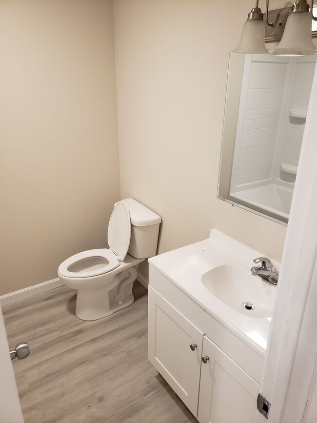 Building Photo - SPACIOUS 3 BEDROOM 2 BATH AVAILABLE NOW!!
