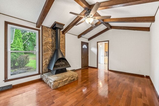 Building Photo - Beautiful Pet Friendly 3 bedroom home for ...