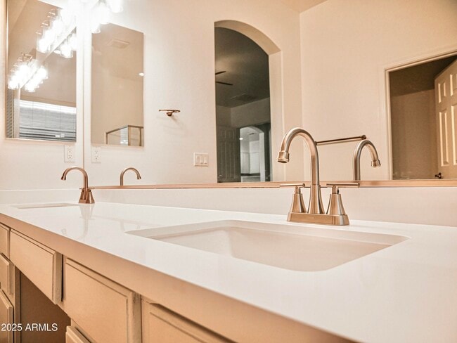 Building Photo - 1024 W Ayrshire Trail