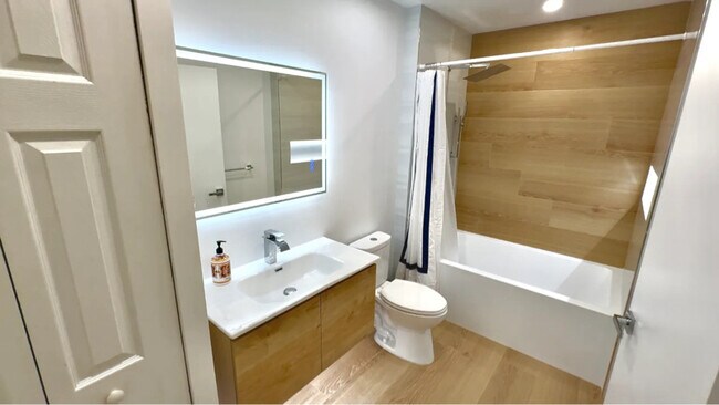 Building Photo - 1605 Ivy Dr