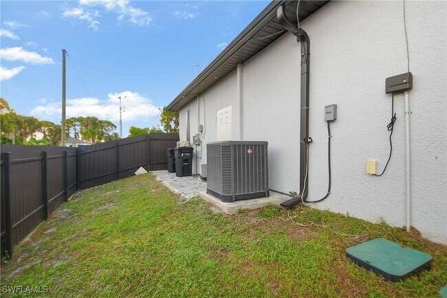 Building Photo - 1124 NE 35th Ln