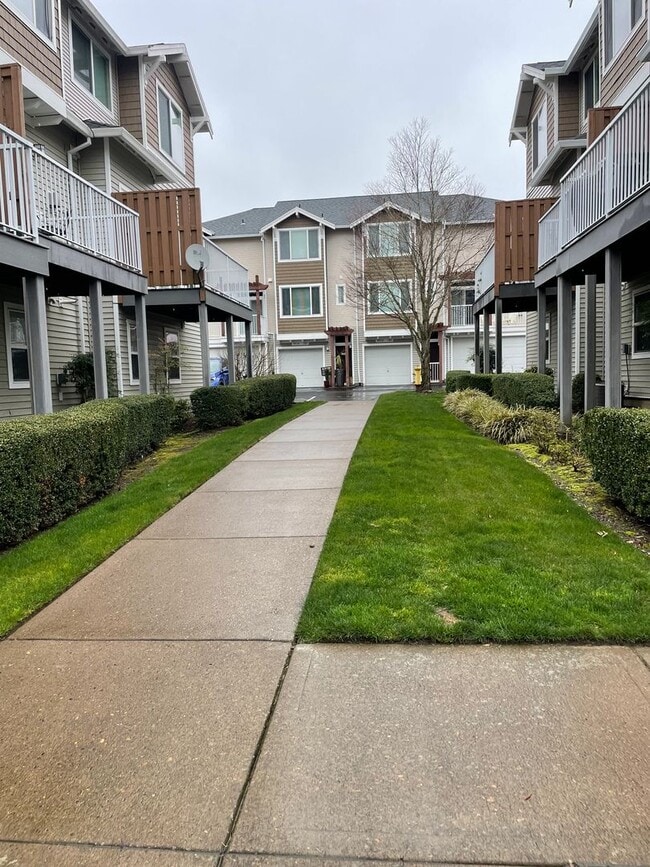Building Photo - Beautiful Murray Hills Condo Townhome Now ...