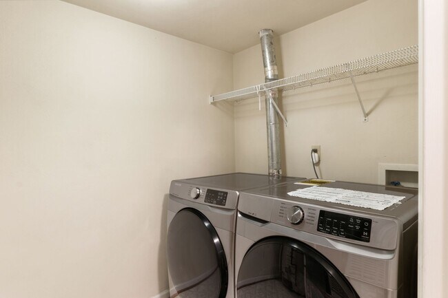 Building Photo - 3 Bed / 3 Bath. Pet Friendly. Easy access ...