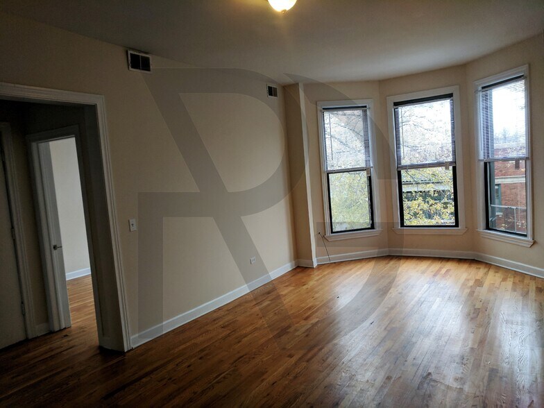 Building Photo - 627 W Oakdale Ave