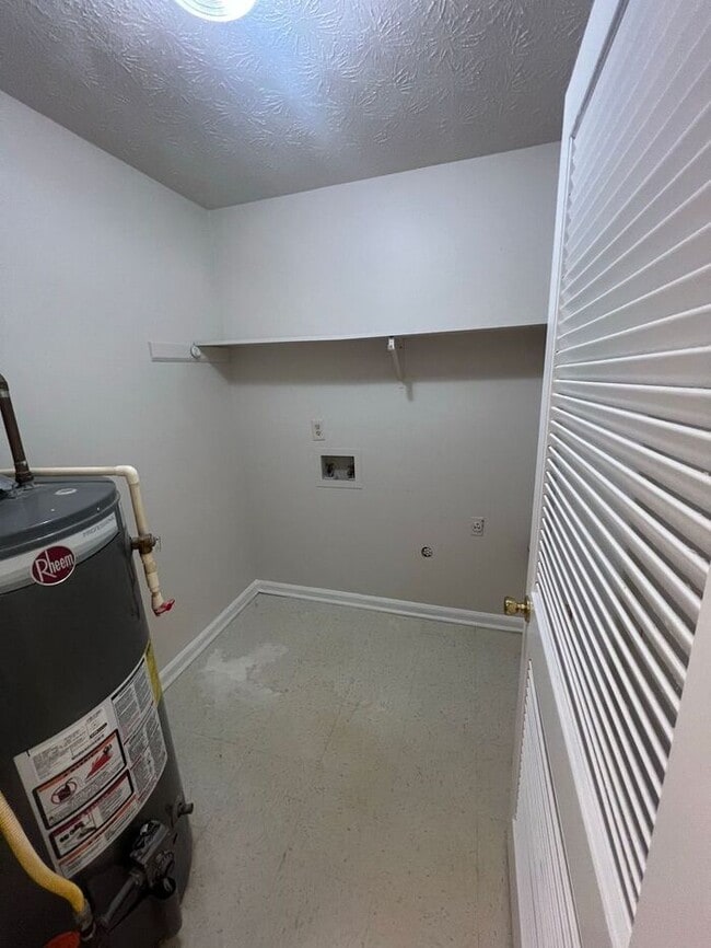 Building Photo - Beautiful 2 bedroom 2 bathroom ranch duplex Now Ready!