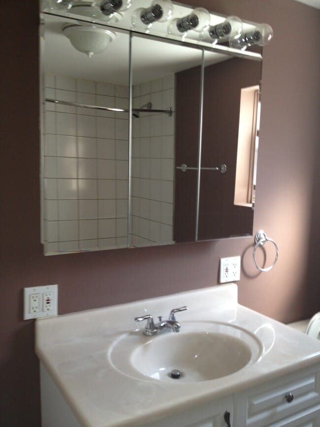 Building Photo - 1823 W Cornelia Ave