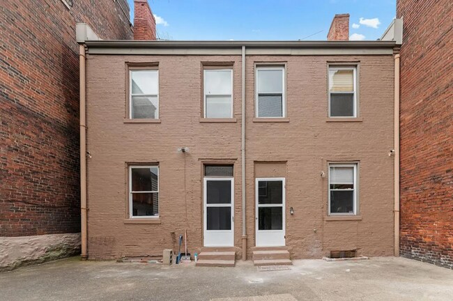 Building Photo - SCORE 1ST MONTH'S RENT FREE IF SIGNED BY DEC 24! Beautiful 2 Bedroom home in South side available...