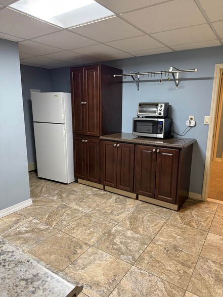 Building Photo - 2224 Pond Rd