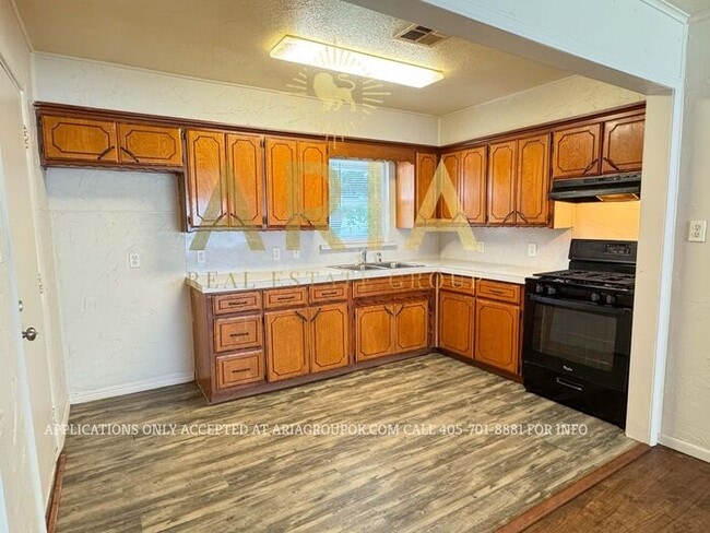 Building Photo - LOCATION! LOCATION! LOCATION! Charming 2 B...