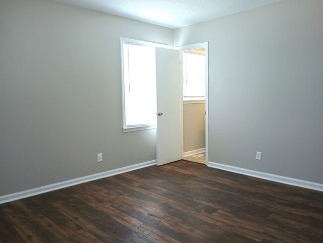 Building Photo - 4 Bedroom 3 Bath Coming Available!!