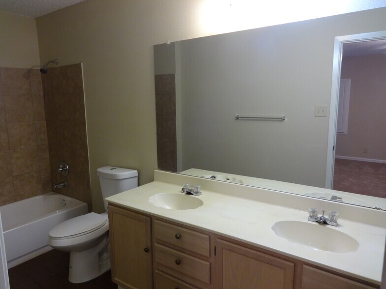 Building Photo - 4803 Fern Lake