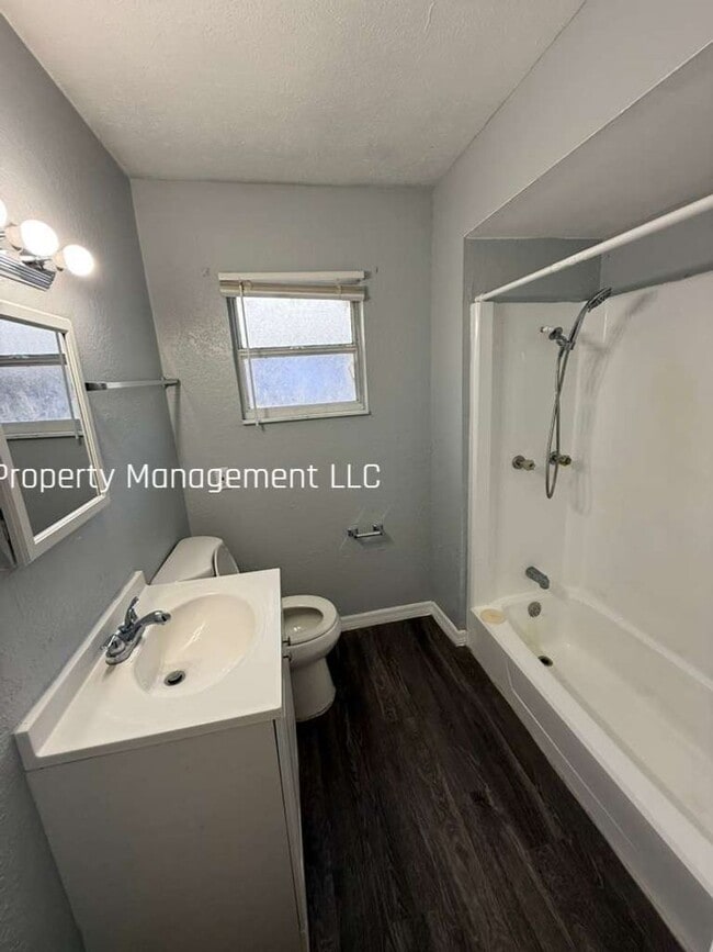 Building Photo - Completely Renovated Adorable 2/1- DONT MISS OUT!!!