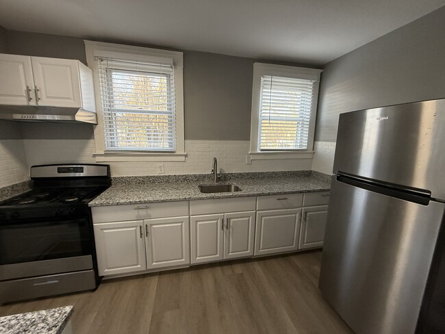 full stainless steel kitchen appliances, new granite counter, plenty of counter space - 606 N Woodington Rd