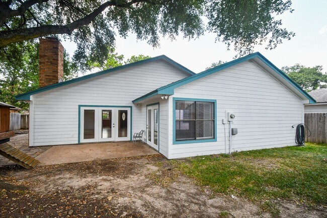 Building Photo - 15803 Lakedale Dr