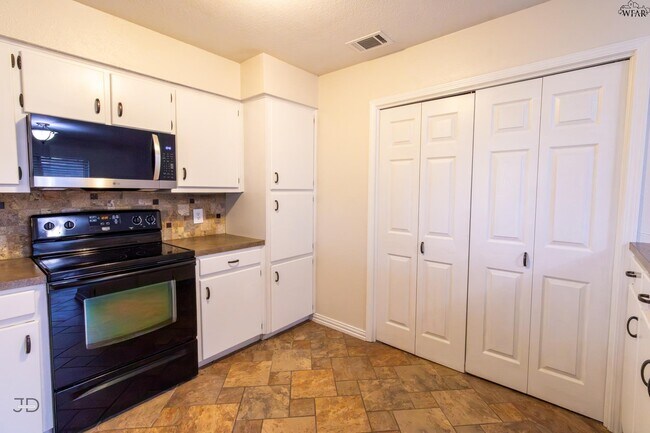 Building Photo - 1302 Mockingbird Dr