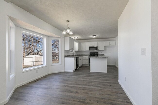 Building Photo - Updated 3 bedroom 2 bathroom 2 car garage ...