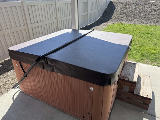 Building Photo - 16730 Suffolk Ave