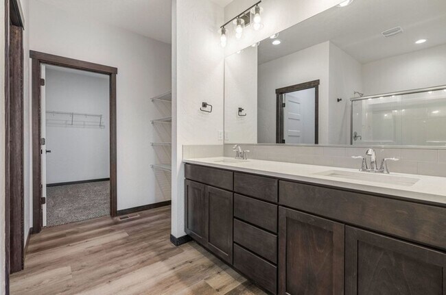 Building Photo - Newer Construction with 28X36 Shop!