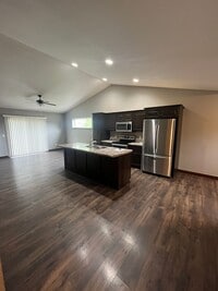 Building Photo - 3302 White Oak Ln