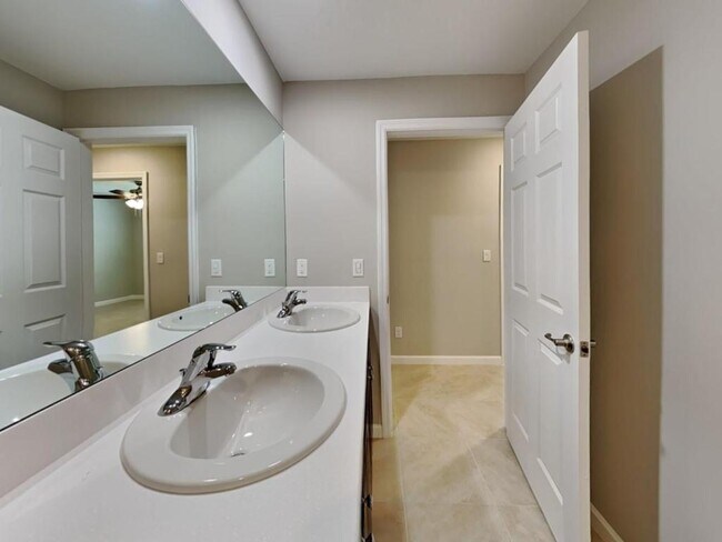 Building Photo - 242 SW Oakridge Dr