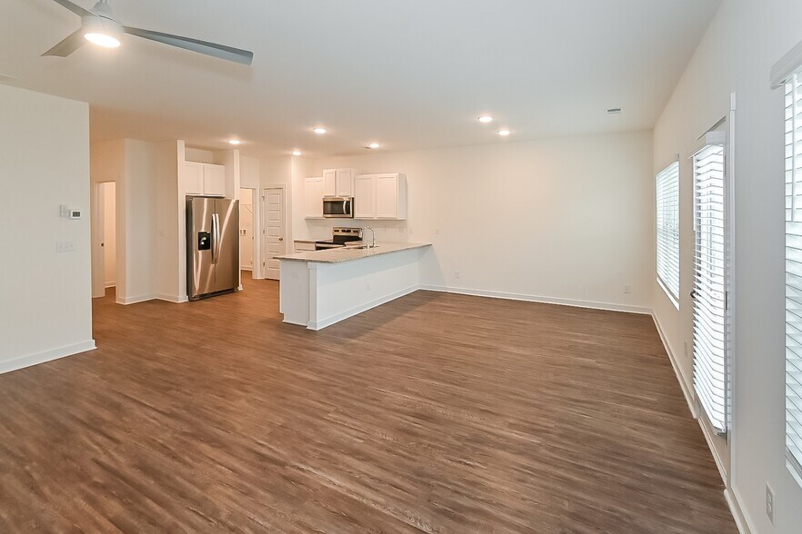 Building Photo - 128 The Heights Dr