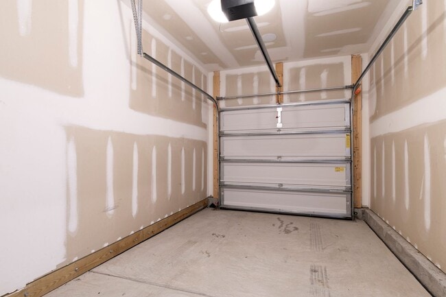 Building Photo - Modern 3-Bedroom Townhome with Luxury Fini...