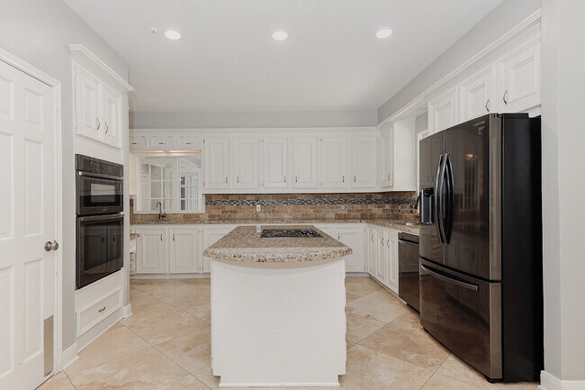 Building Photo - 2 Silverstrand Pl